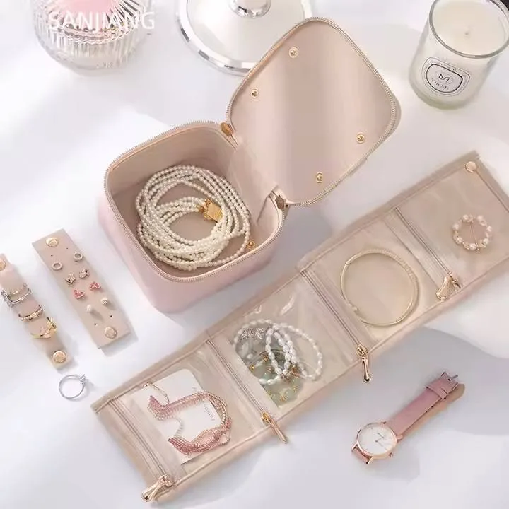 Personne qui a ranger ses bijoux dans boite à bijoux et pochette