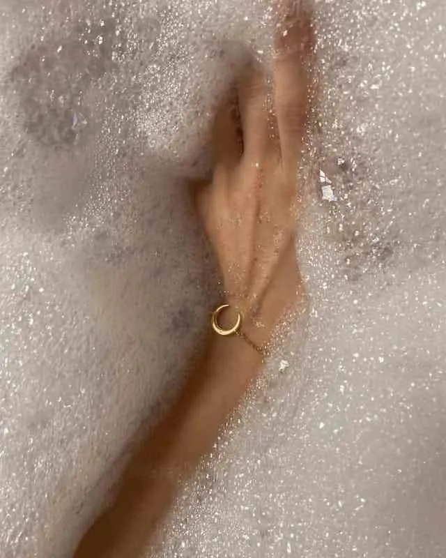 Comment nettoyer bijous en acier inoxydable : bijoux de type bracelet qui se fait nettoyer avec de la mousse