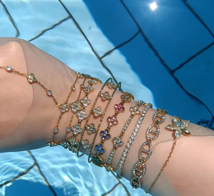 Bijoux en acier inoxydable Bijoux Kyra dans une piscine — résistants à l'eau
