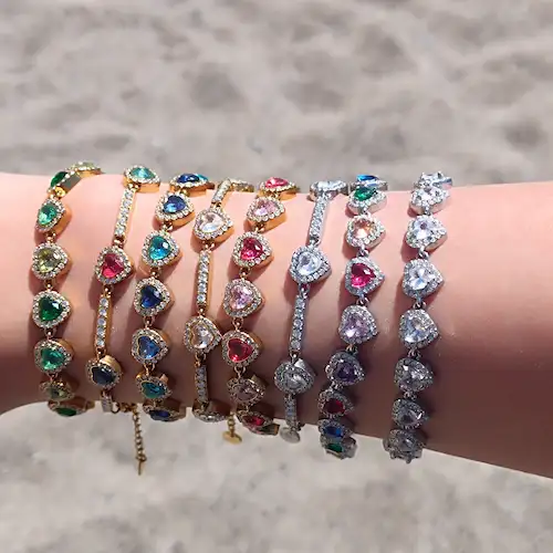 Bracelets en acier inoxydable portés à la plage