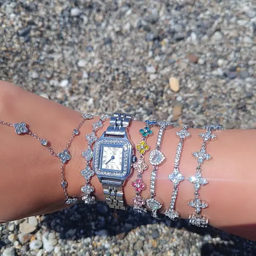 Montre en acier inoxydable portée à la plage
